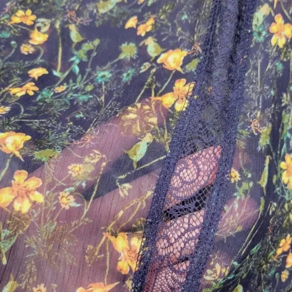 Vera Wang Princess Sheer Floral and Lace Blouse Size Med - Picture 3 of 6